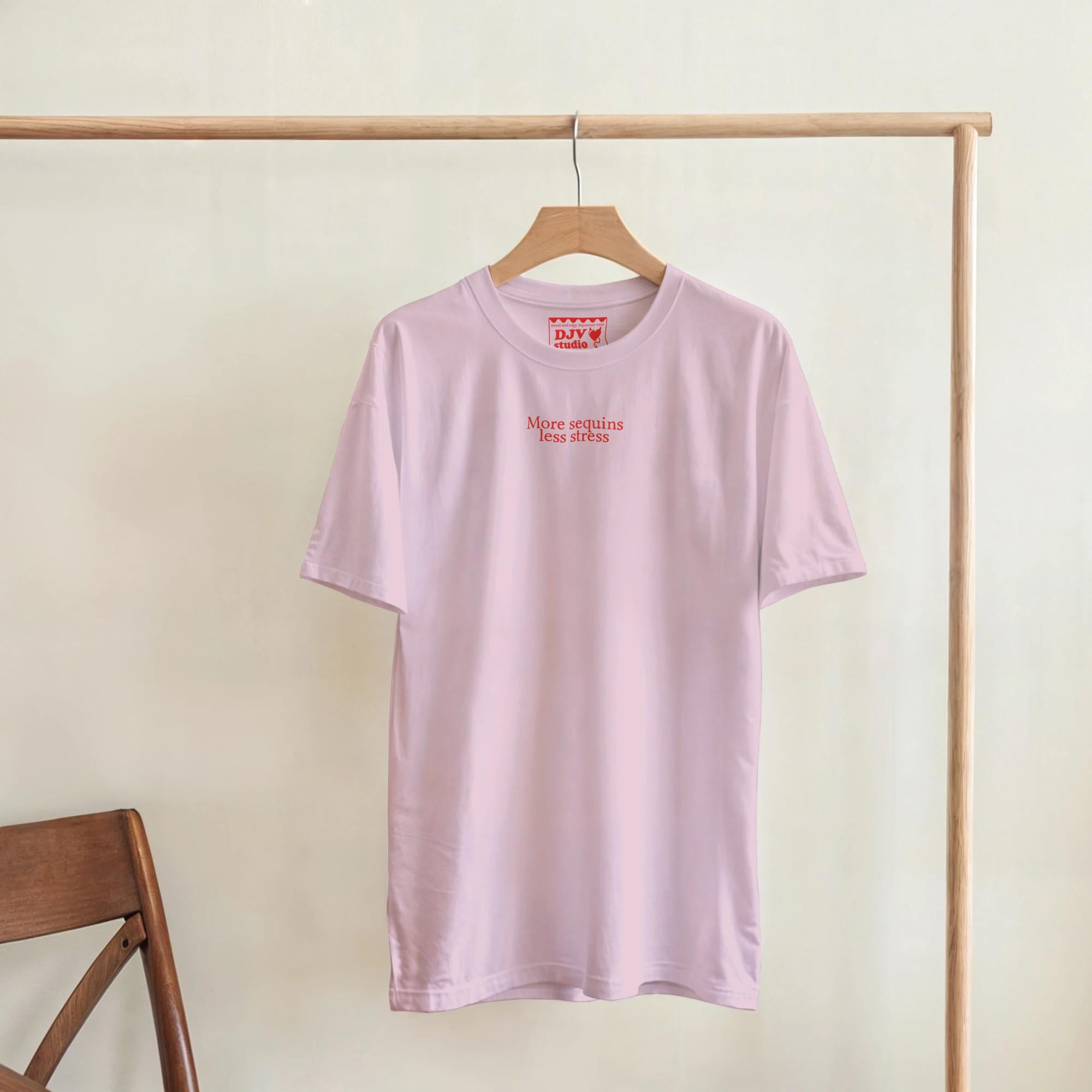 Oversized tričko s nápisem More Sequins Less Stress – udržitelný streetwear kousek